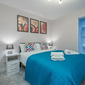 Staybynumbers - Centre - 3 Bed, 3 Bathroom & Parking Belfast