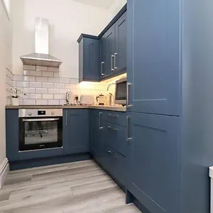  Apartment The Hideaway - Perfect Couples Retreat With Free Parking On Driveway